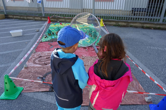 Kinder beim Experiment Parkplatz