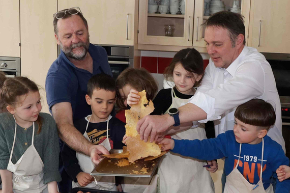 Sepp Schellhorn und Bgm. Andreas Babler mit den Kindern © Stadtgemeinde Traiskirchen