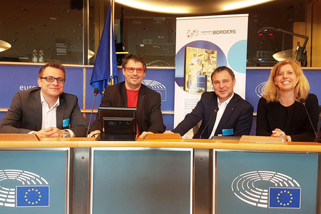 GR Clemens Zinnbauer, GR Norbert Ciperle, BGM Andreas Babler und Projektleiterin Irene Kari bei der Konferenz in Brüssel