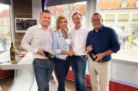 Bgm. Andi Babler, Lorenz Alphart und Mitarbeiter*innen im ORF2 Bus.