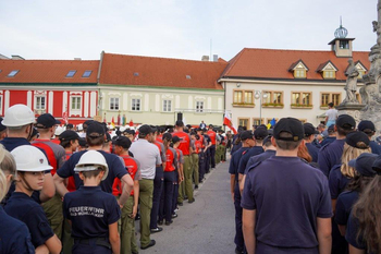 Bild von den Jugendgruppen bei der Eröffnungsfeier am Hauptplatz © Daniel Bartmann