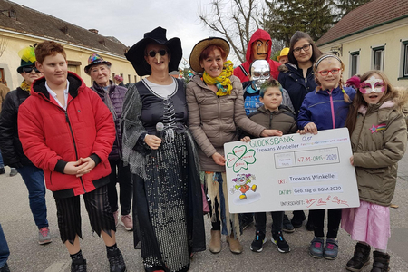 Faschingsgilde Tribuswinkel bei der Spendenübergabe.