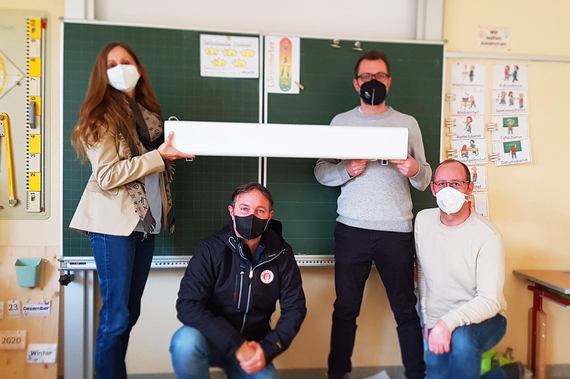 VS Tribuswinkel Direktorin Michaela Kupfer, Bgm. Andreas Babler, STR Clemens Zinnbauer und TBVG Geschäftsführer Markus Bartlweber mit der neuen Luftreinigungsanlage.