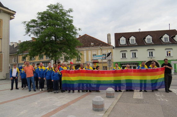 Die Mitglieder des Sportklubaktivity und STR Norbert Ciperle halten eine Regenbogenfahne