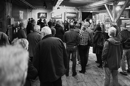 Besucher:innen der Ausstellung