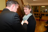 Bgm. Andreas Babler und Frau Janda bei der Überreichung des goldenen Ehrenzeichen.