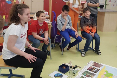 Südwind Workshop Referentin mit Schüler:innen