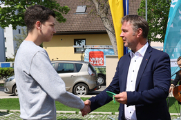 Bgm. Andreas Babler gratuliert einem neuen Bewohner