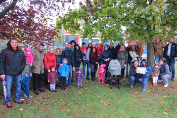 Eltern-Kinder-Gruppe bei der Lebensbaumpflanzung.