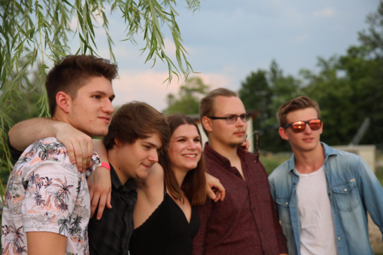 Eine Gruppe junger Künstler*innen.