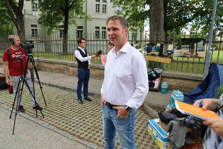 Bgm. Andreas Babler vor der Erstaufnahmestelle Traiskirchen.