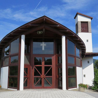 Die Trauerhalle von außen.