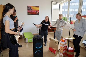 Teenager beim musizieren.