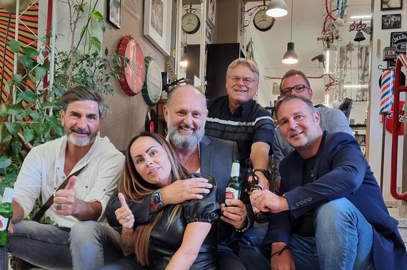 Gruppenbild von der 30-Jahr Feier mit den Inhabern Kati und Andreas Brodesser, Bgm. Andreas Babler, STR Clemens Zinnbauer und Gästen © Stadtgemeinde Traiskirchen
