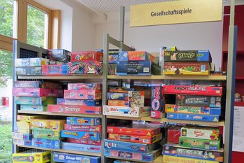 Regale mit Gesellschaftsspielen.