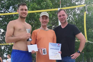 Bgm. Andreas Babler mit den Gewinnern der Beachvolleyball-Stadtmeisterschaft Traiskirchen