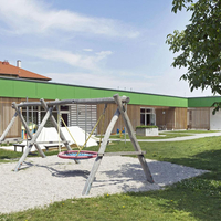 Garten mit Schaukeln.