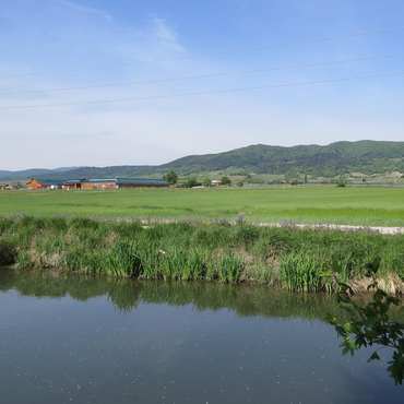 Der Wr. Neustädterkanal, mit Blick auf den Anninger