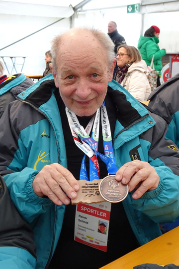 Ein Teilnehmer der SC Aktivity mit seiner Bronzemedaille.