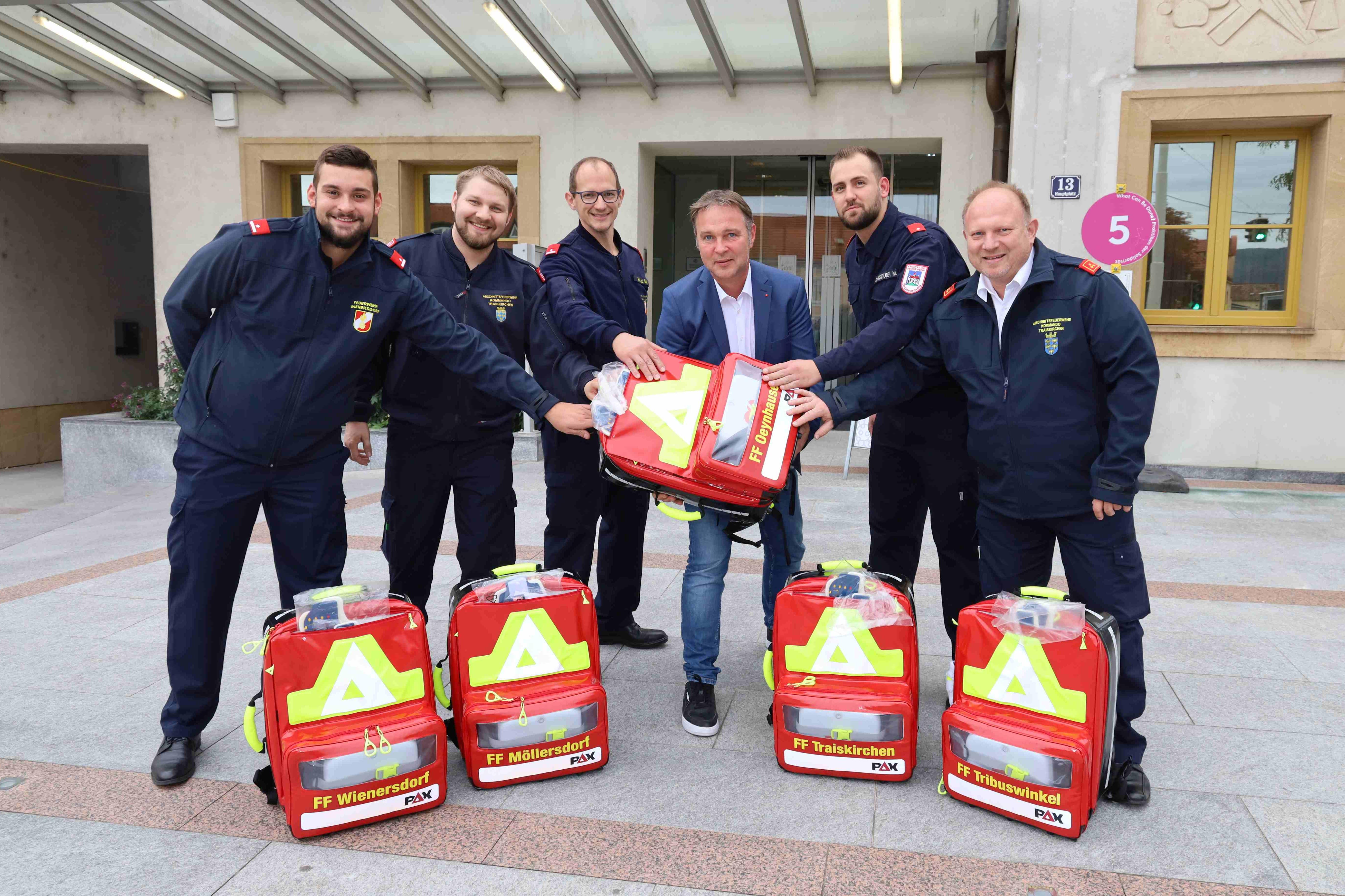 Erste-Hilfe-Rucksäcke für alle Traiskirchner Feuerwehren
