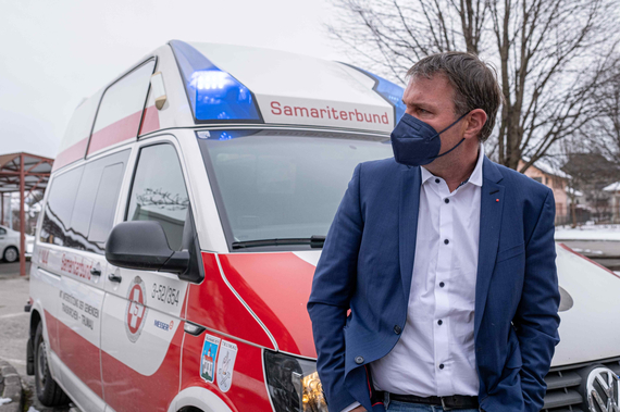 Bgm. Andreas Babler vor einem Rettungsauto.