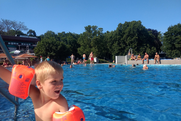 Bub im gut besuchten Schwimmbecken © Stadtgemeinde Traiskirchen