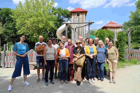 Die Teilnehmer:innen des Praxistages am Regenbogenspielplatz in Traiskirchen