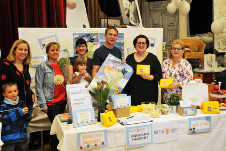 STR*in Sandra Akranidis- Knotzer mit Michael, STR*in Manuela Rommer-Sauerzapf, GR*in Karin Blum und Flora, Bgm. Andreas Babler, Sabrina Divoky und Karin Grossmann.