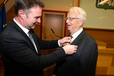 Bgm. Andreas Babler übergibt das goldene Ehrenzeichen an Herrn Zinnbauer. 