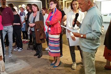 Besucher*innen bei der Ausstellungseröffnung.