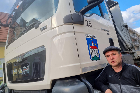 Bgm. Andreas Babler vor dem städtischen LKW, der für die Hilfslieferungen zur Verfügung gestellt wird
