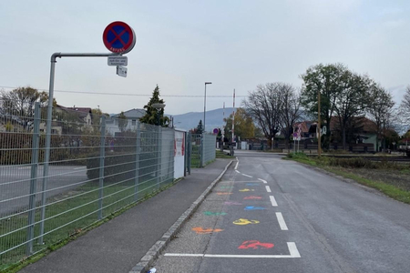 Elternhaltestelle vor dem Sportplatz
