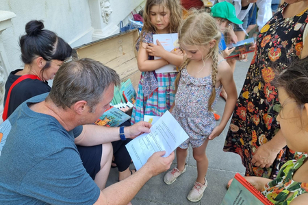 Bgm. Andreas Babler und GRin Karin Blum helfen Kindern beim Lösen der Rätselrallye