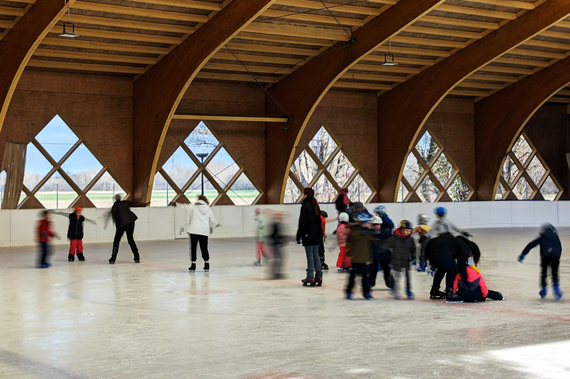 Kinder in einer Gruppe auf dem Eislaufplatz Traiskirchen