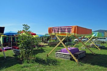Der sonnige Garten mit Sitzgelegenheiten.