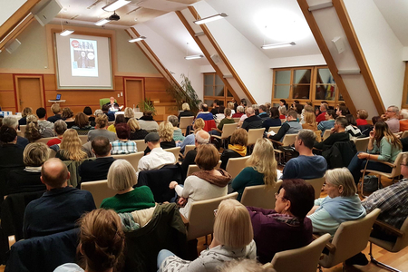 Der volle Festsaal mit Besucher*innen.