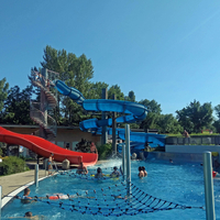 Das Traiskirchner aqua splash mit Erlebnisbecken und Rutschen.