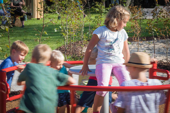 Kinder auf einem Spielgerät.