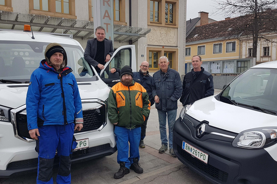 Mitarbeiter des Bauhofs und Bgm. Andreas Babler präsentieren zwei neue Fahrzeuge