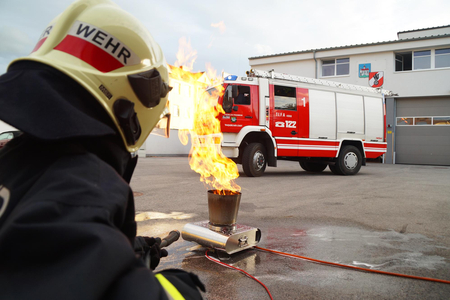 Übung der FF Traiskirchen, Brand wird gelöscht.