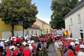 Die Jugendmannschaften warten auf den Einzug auf den Hauptplatz © Daniel Bartmann