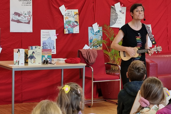Lena Raubaum in der Stadtbibliothek