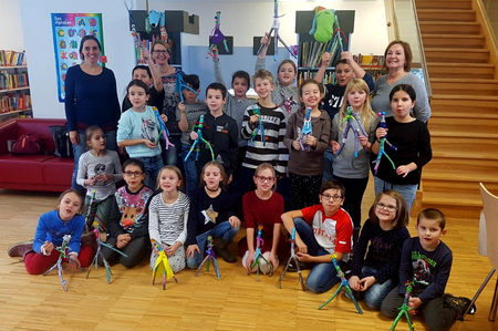 Schüler besuchen mit ihren Lehrern die Bibliothek.