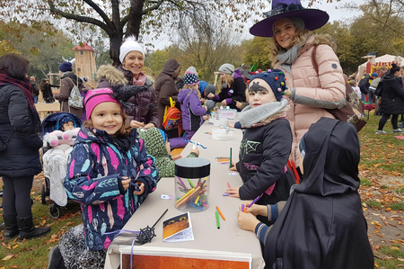 Kinder und Besucherinnen beim Gruselpfad.