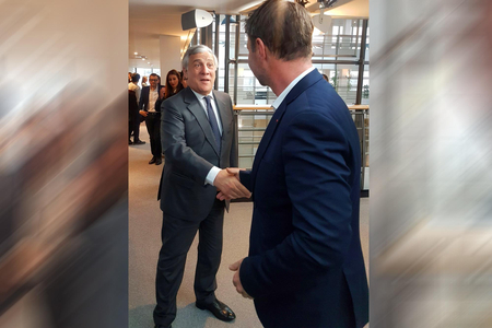 Bgm. Andreas Babler schüttelt Präsident Antonio Tajani die Hand.