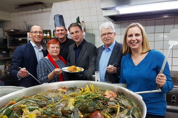 Bgm. Andi Babler, Markus Bartelweber (TBVG), STR*in Sandra Akranidis-Knotzer, STR*in Ingrid Nachtelberger, STR Helmuth Hlavacek und der Koch.