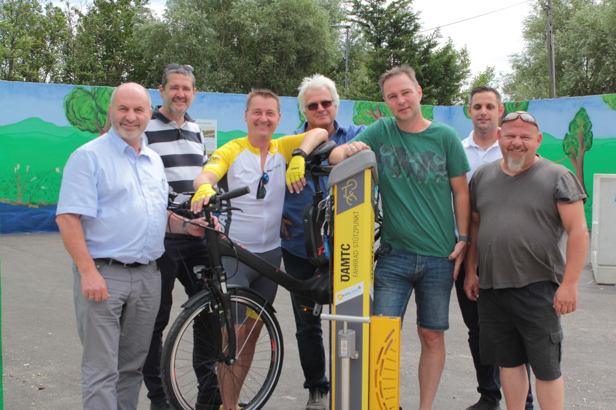 LAbg. Josef Balber, GR Markus Tod, ÖAMTC-Projektleiter Harald Lokotar, STR Franz Muttenthaler, Bgm. Andreas Babler, Betram Gross vom ÖAMTC und GR Stefan Magloth Radler SelfService-Station beim neuen Rastplatz am Wr. Neustädter Kanal