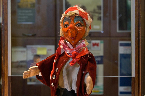 Eine Kasperlhandpuppe.