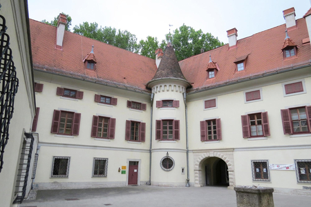 Der Innenhof des Schloss Tribuswinkel