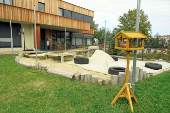 Garten mit Sandkiste.